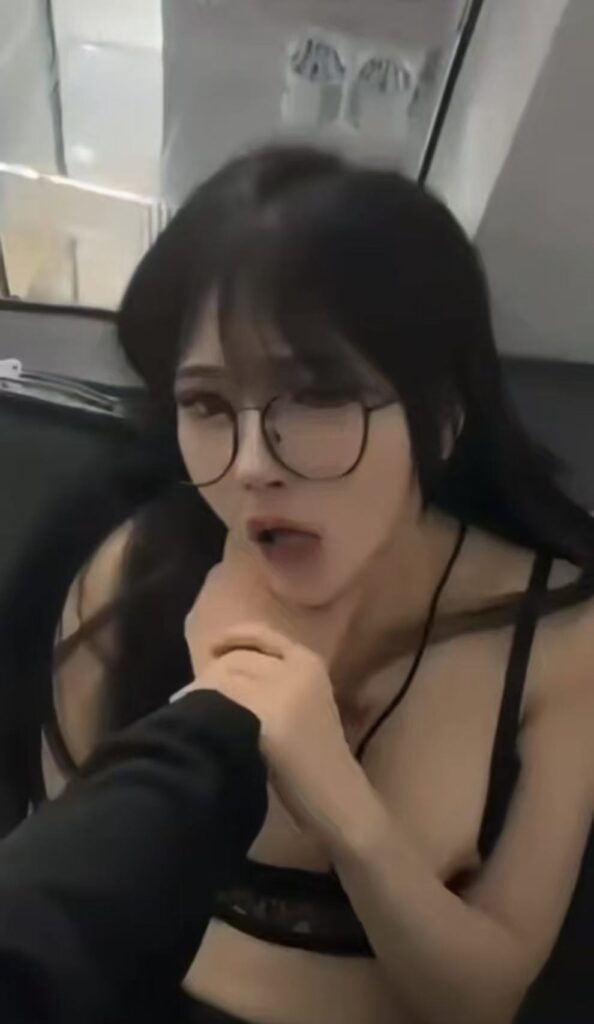 图片[2]-糖心女主播Song颜值超级无敌，上班在办公室偷偷的ZW被领导发现然后就开始激烈，共计三部视频，自己用的小玩具，非常性感，可以说颜值也是数一数二了,cos国产之光！三部上视频合集！-SS网红科技